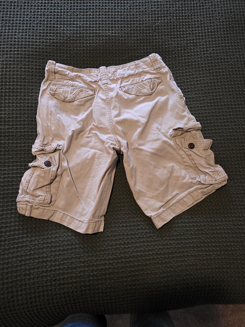 Aeropostale Men's Light Beige Cargo Shorts with Pocket Flaps